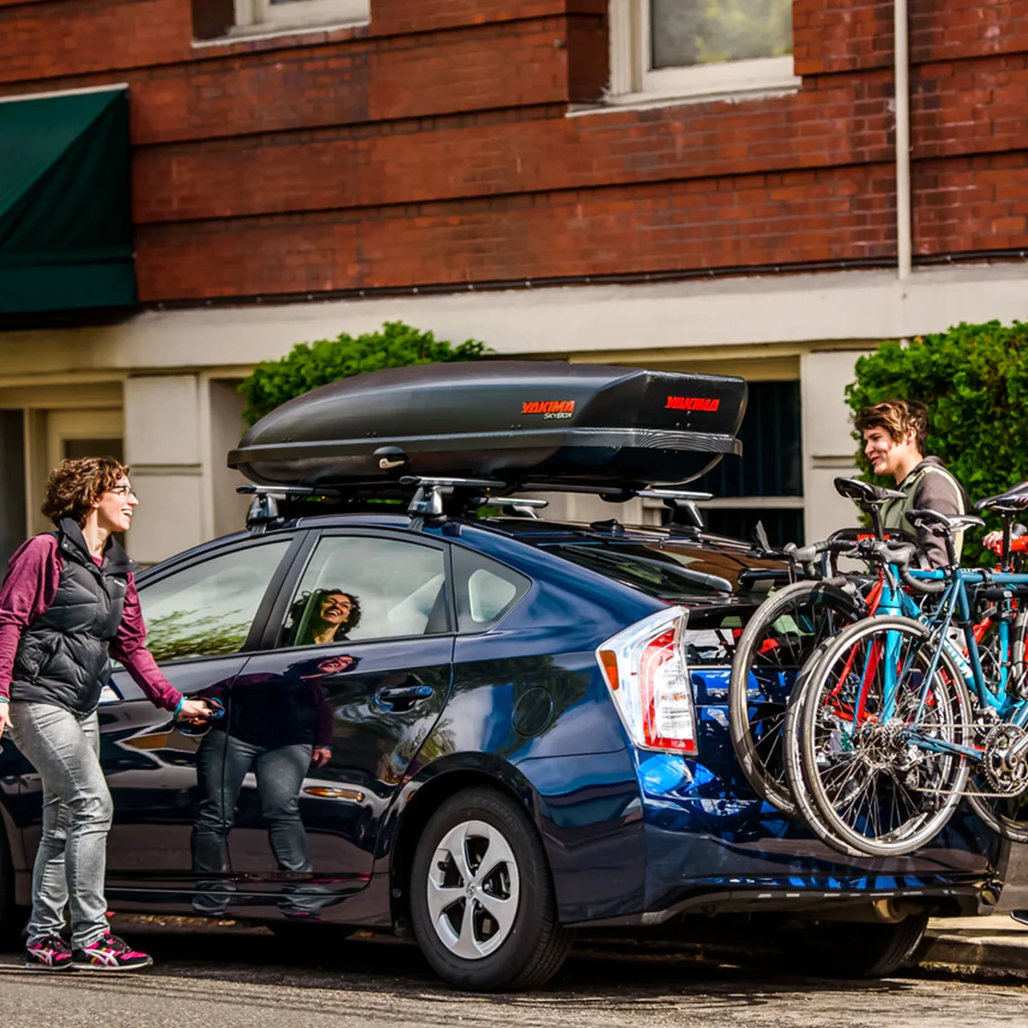 Yakima Skybox 18 Carbonite