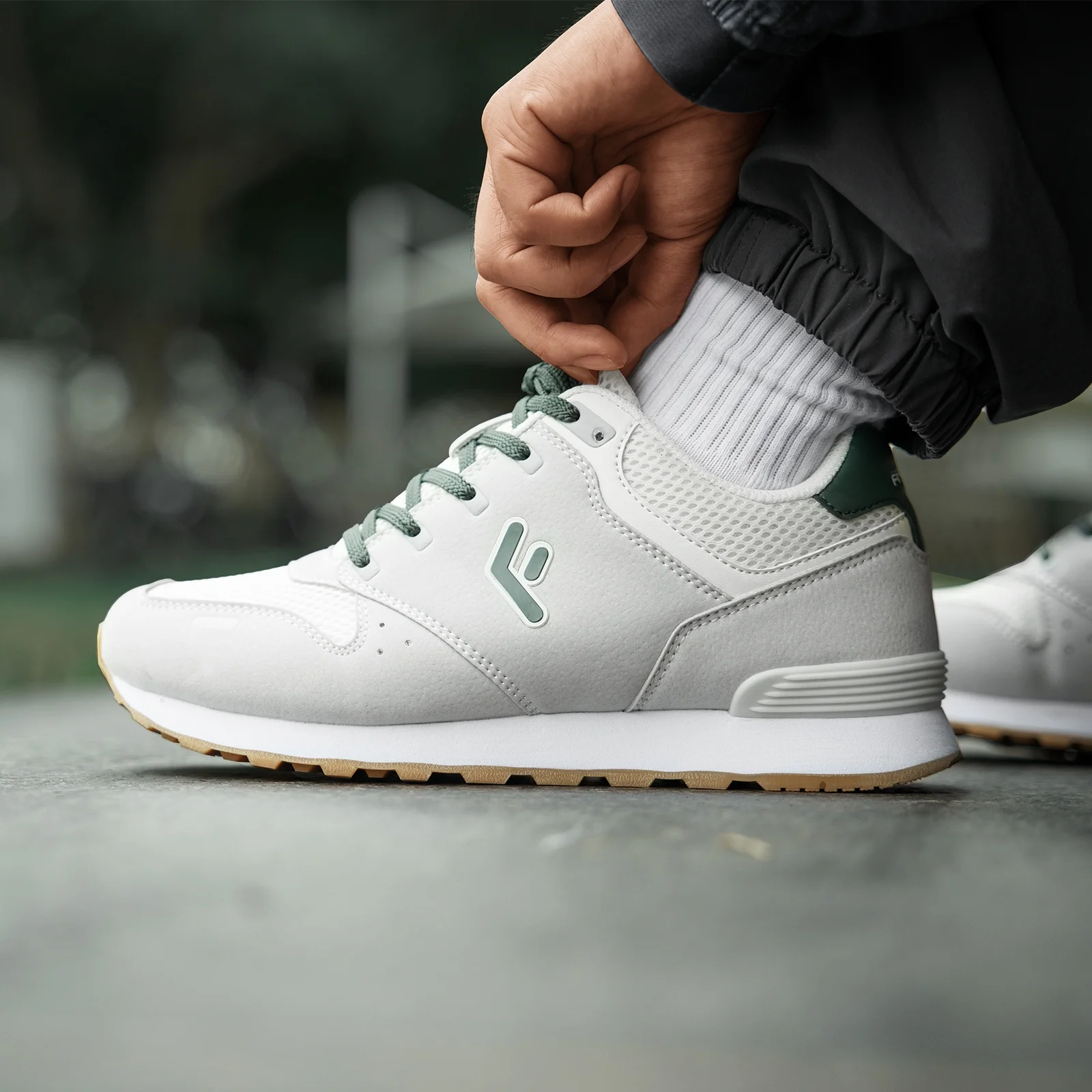 FitVille Mens Extra Wide Retro Running Shoes Lightweight Breathable Cross Trainers Wide Classic Sneakers