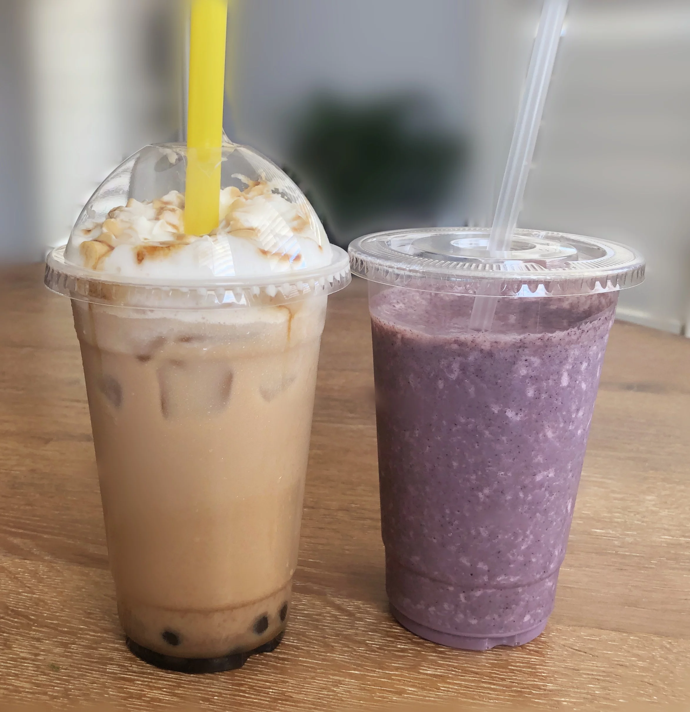 4U'LIFE 16 oz. Crystal-Clear PET Plastic Cold Cups, Beverage Cups With Dome Lids-With Straw Slot-18 Sets