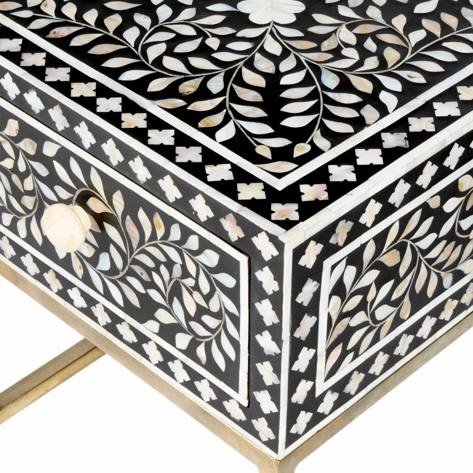 Butler 5532388 24 in. Purgenia Mother of Perl Side Table, Black & White