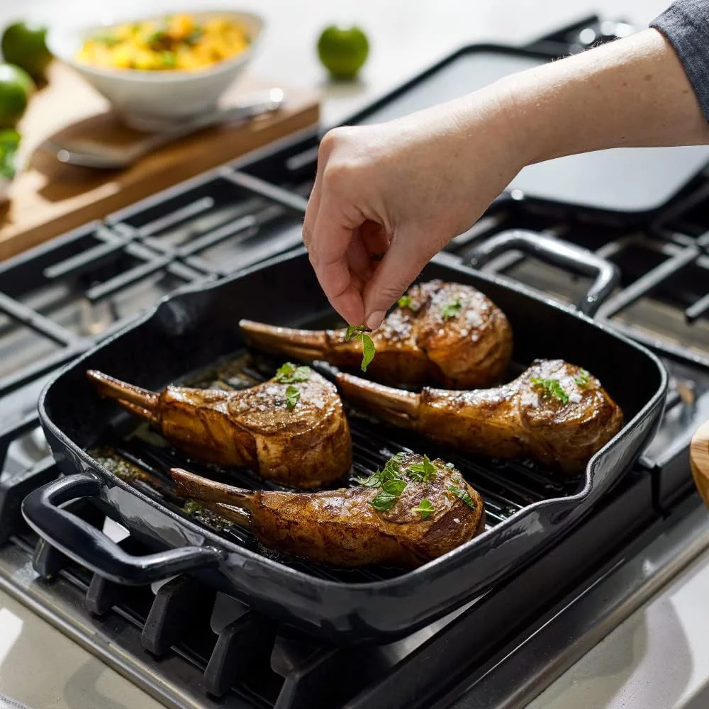 YILAN Cast Iron Enameled Square Grill with Acacia Trivet 11 Inch Induction Oven Broiler Safe 650F Pots and Pans, Cookware Black