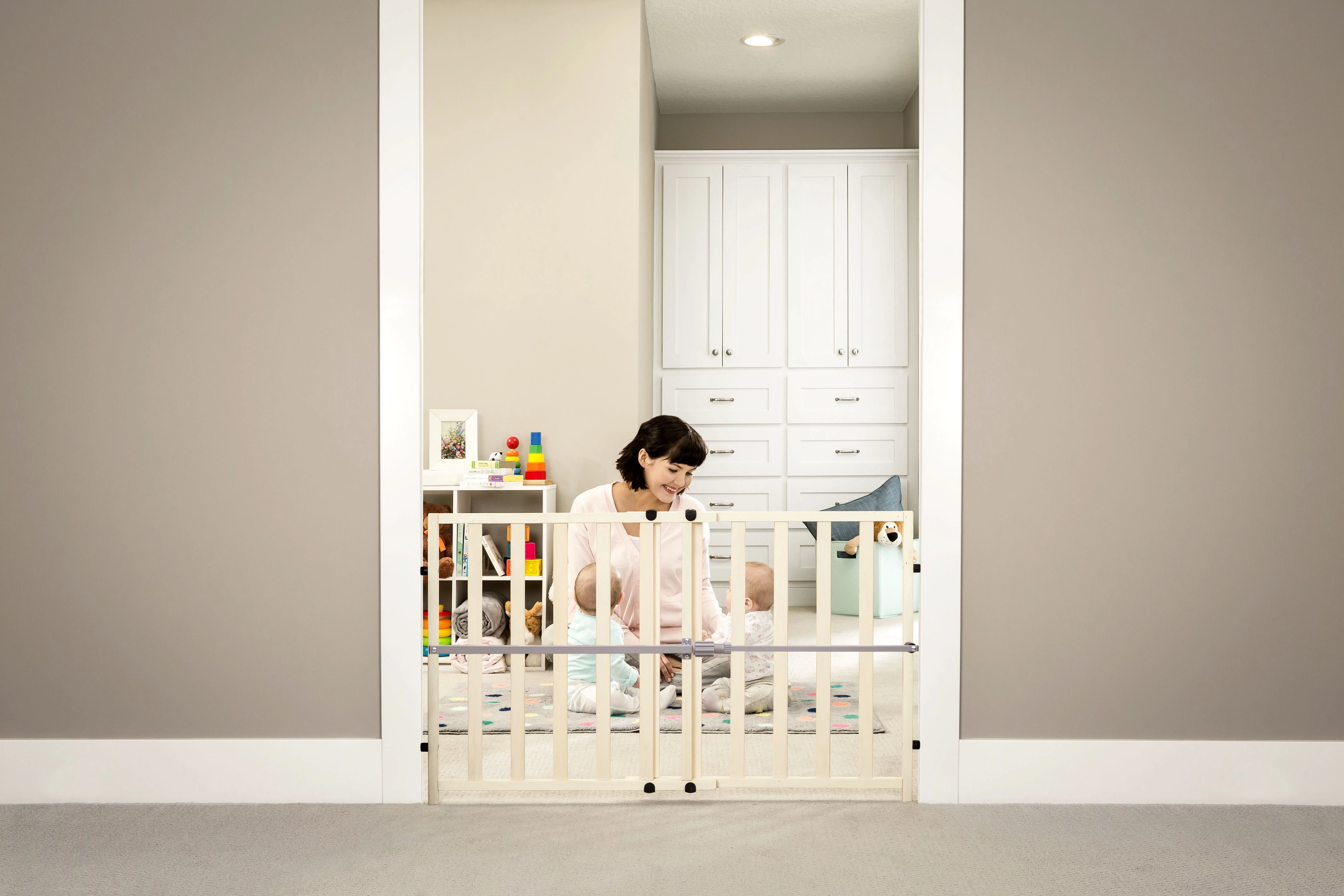 Regalo Wooden Expandable Safety Gate, Wooden Gate, Ages 6 to 24 Months