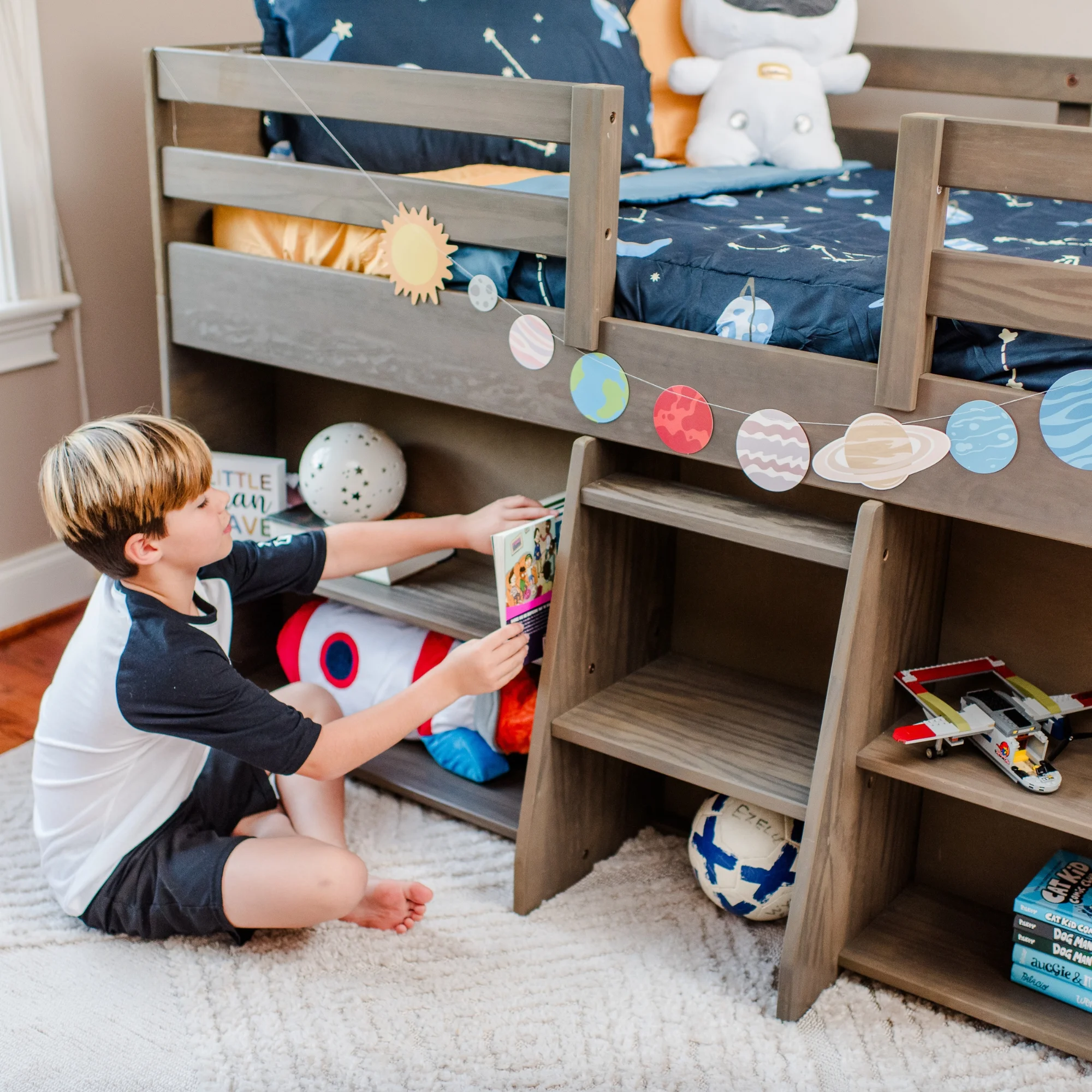 Max & Lily Modern Farmhouse Low Loft Bed, Solid Wood Twin Bed Frame for Kids with 2 Bookcases, Driftwood