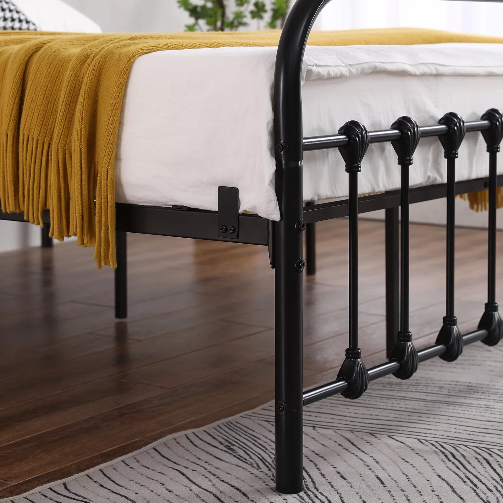 Queen Size Curved Frame Bed Head & Foot Iron Tube with Shell Decoration Black