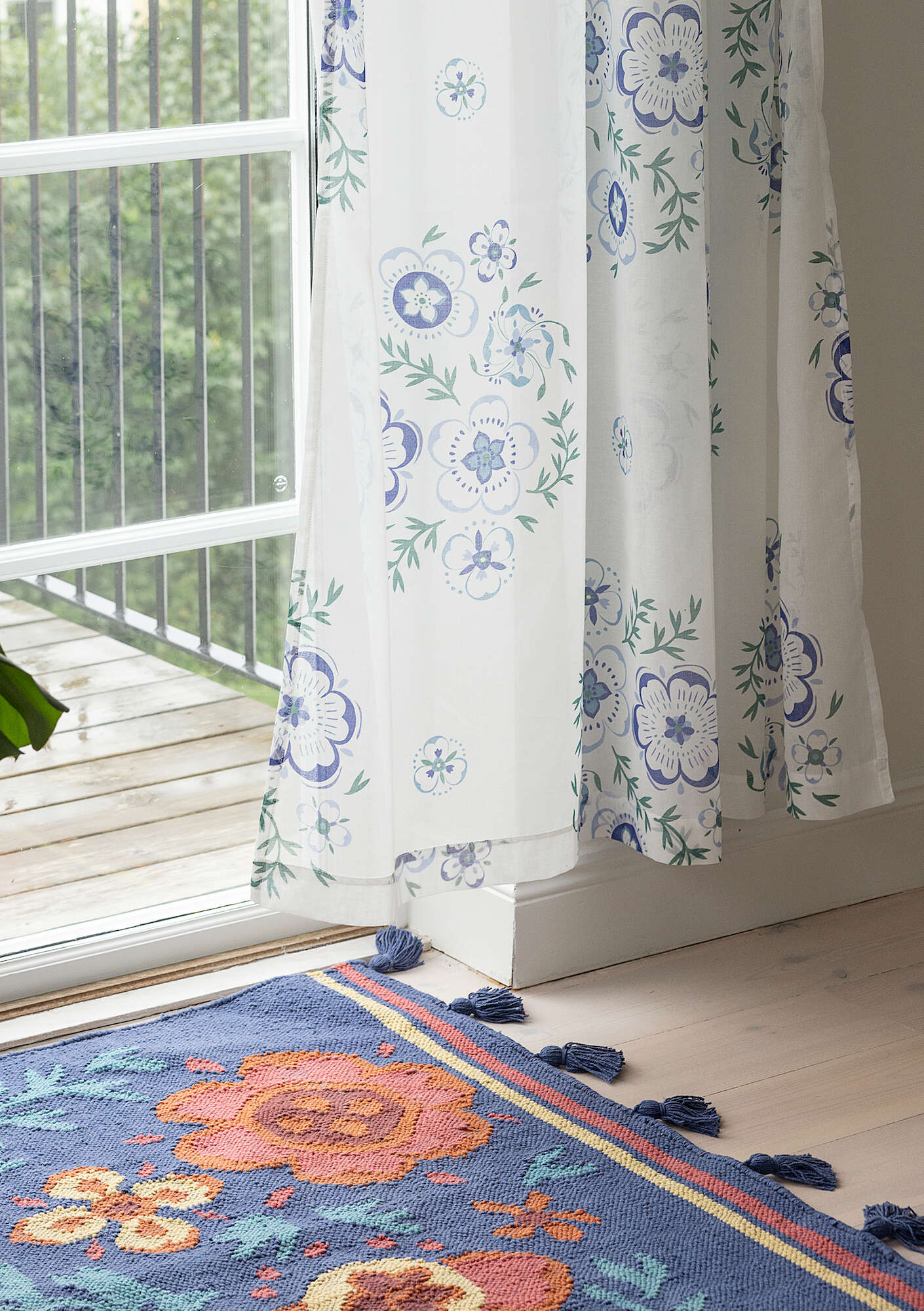 "Petals" organic cotton kilim rug