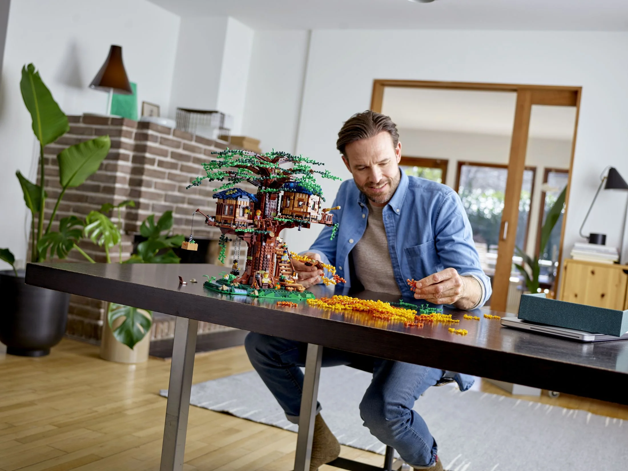 LEGO Ideas Tree House 21318, Model Construction Set for 16 Plus Year Olds with 3 Cabins, Interchangeable Leaves, Minifigures and a Bird Figure