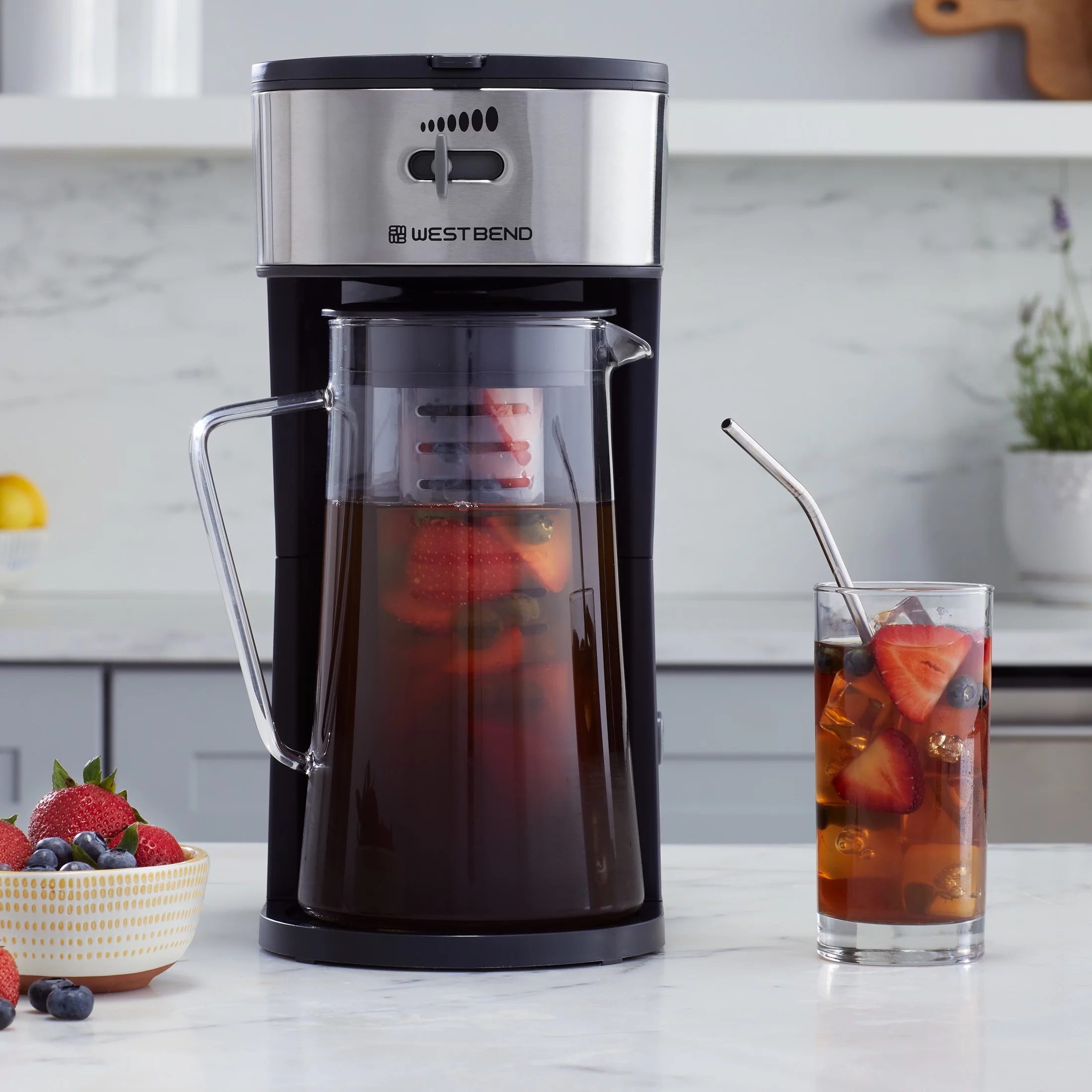 West Bend Iced Coffee and Iced Tea Maker with Infusion Tube, 2.75 Qt. Capacity, in Black (IT500-W)