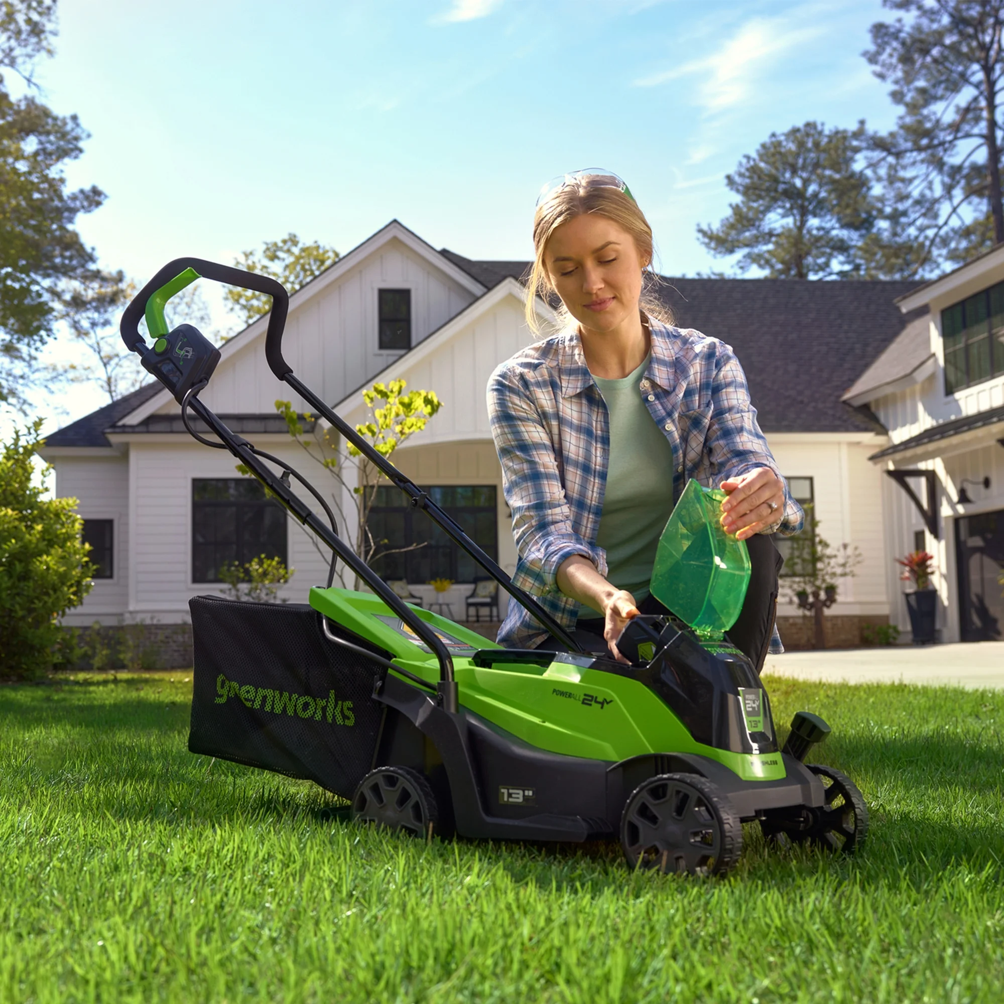 Greenworks 24V 13″ Brushless Lawn Mower, 4Ah USB Battery and Charger Included, 2534402