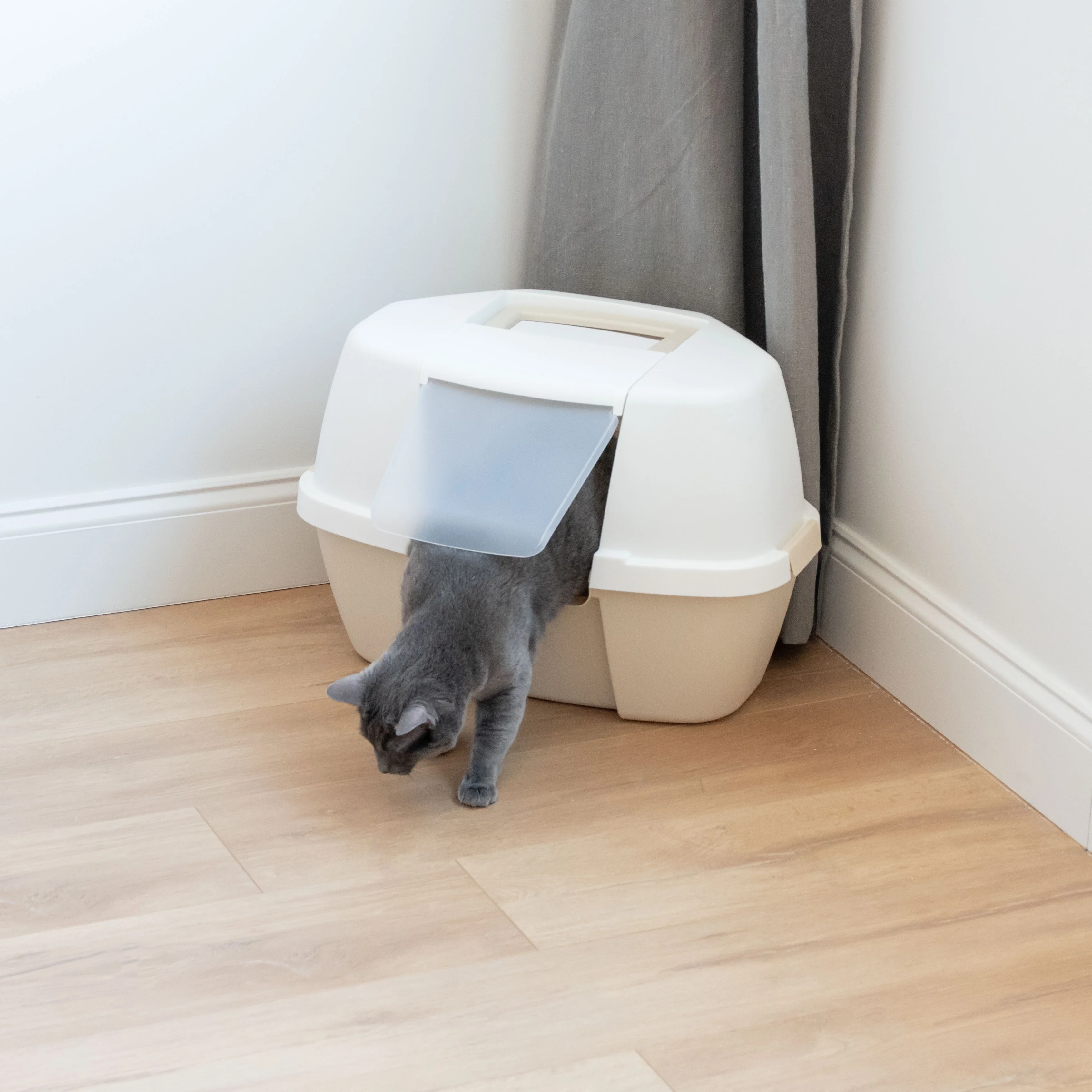 IRIS USA Large Corner Cat Litter Box with Flap-Entry Hood and Litter Scoop, Tan/White