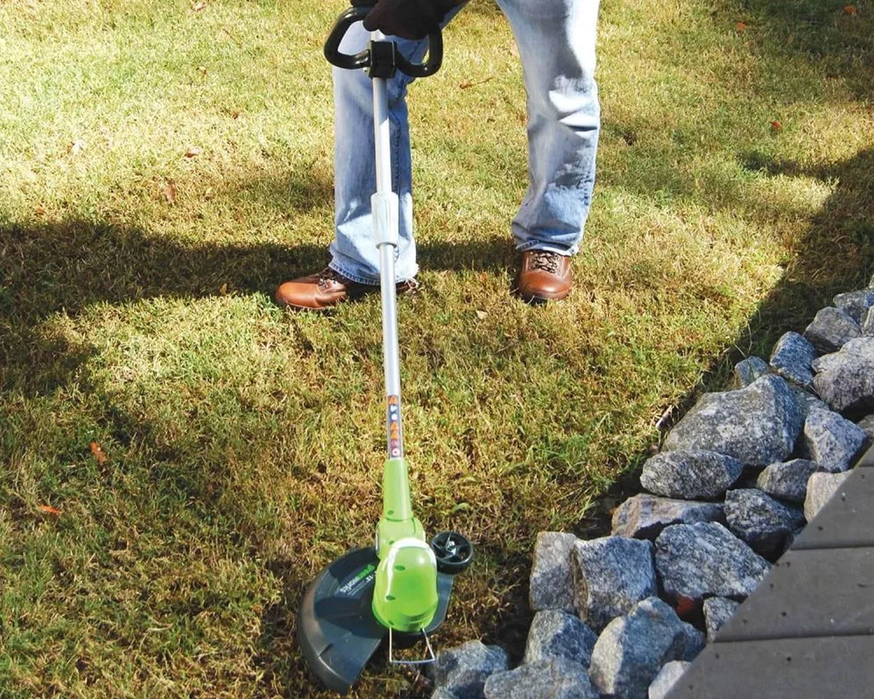 Greenworks 40V 13″ Cordless String Trimmer/Edger (Tool Only) 21332