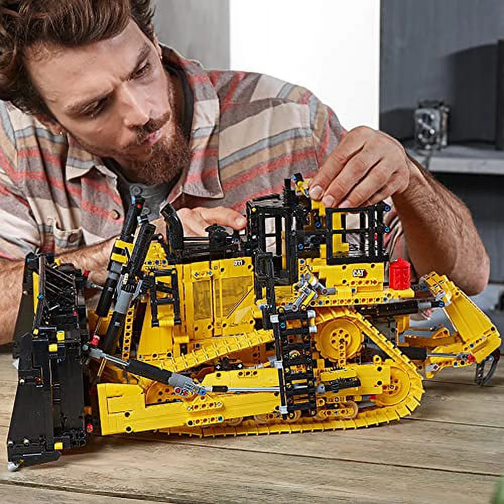 LEGO Technic App-Controlled Cat D11?Bulldozer 42131 (3,854 Pieces)