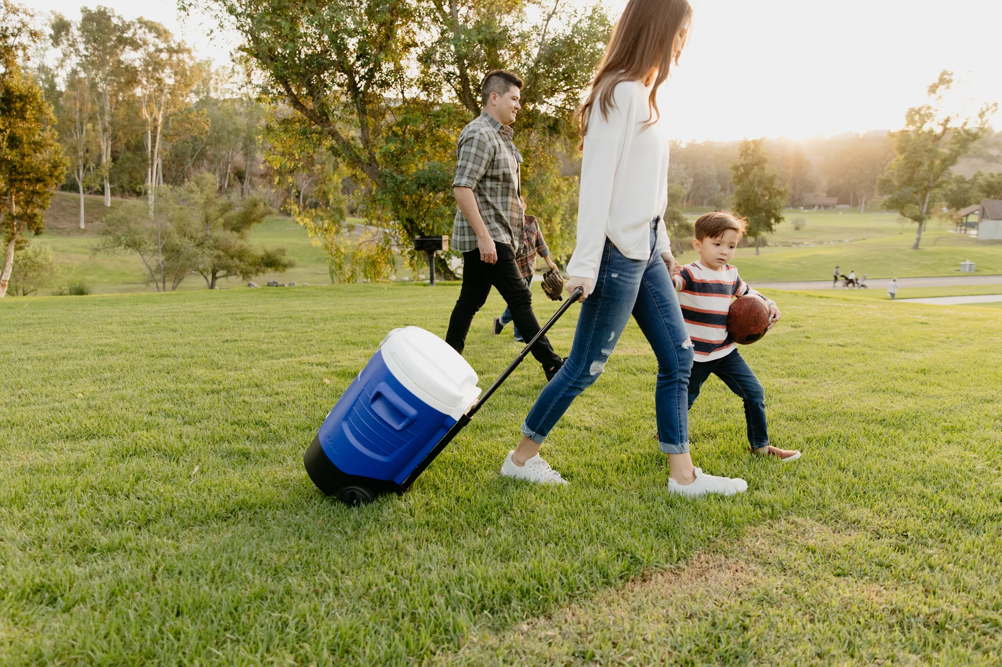 Igloo 5-Gallon Sports Rolling Water Cooler with Wheels – Blue