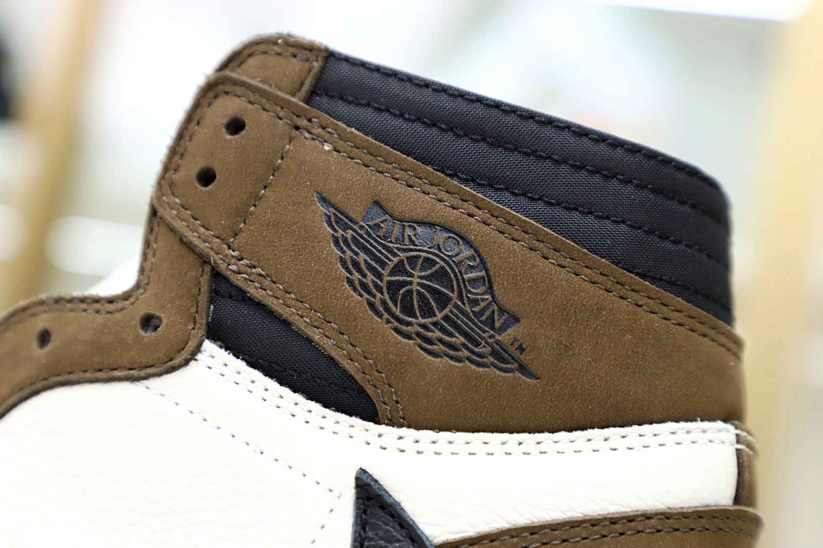 TRAVIS SCOTT X AIR JORDAN 1 RETRO HIGH OG 'MOCHA' - finekick.vip