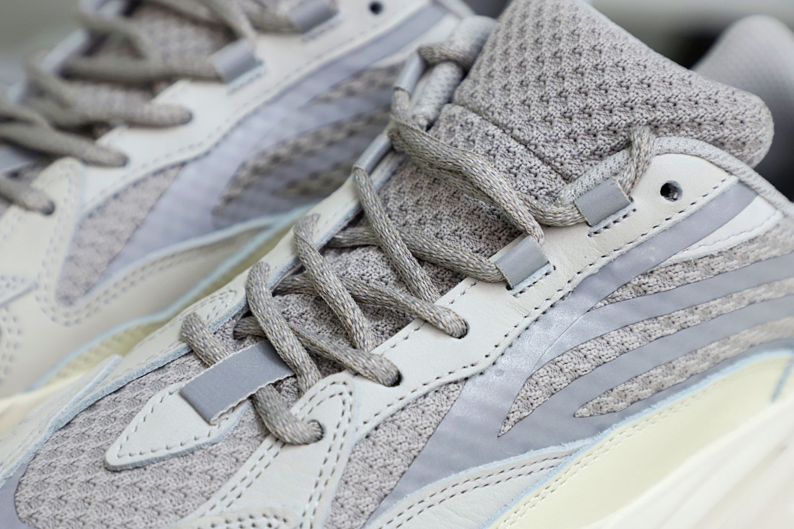 YEEZY BOOST 700 V2 'CREAM' - finekick.vip