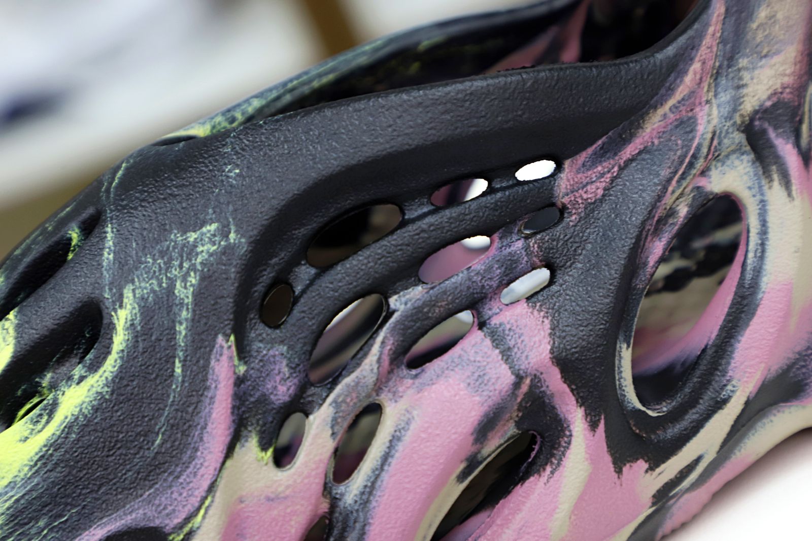 YEEZY FOAM RUNNER “MX CARBON” 2022 (IG9562) - finekick.vip