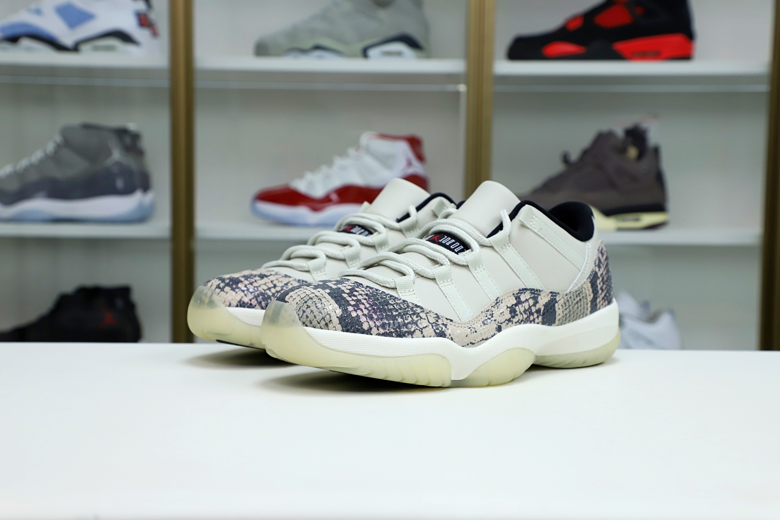 AIR JORDAN 11 LOW SNAKESKIN LIGHT BONE - finekick.vip