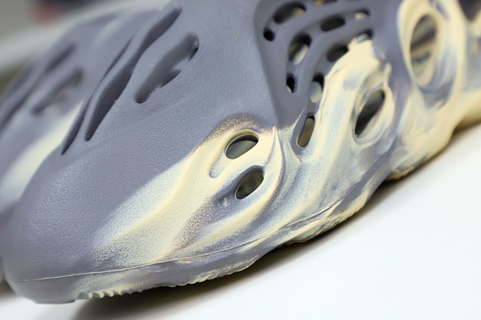 YEEZY FOAM RUNNER 'MXT MOON GREY' - finekick.vip
