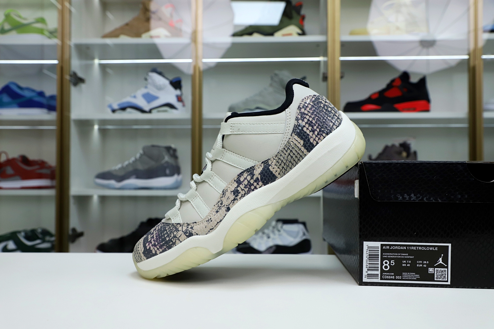 AIR JORDAN 11 LOW SNAKESKIN LIGHT BONE - finekick.vip