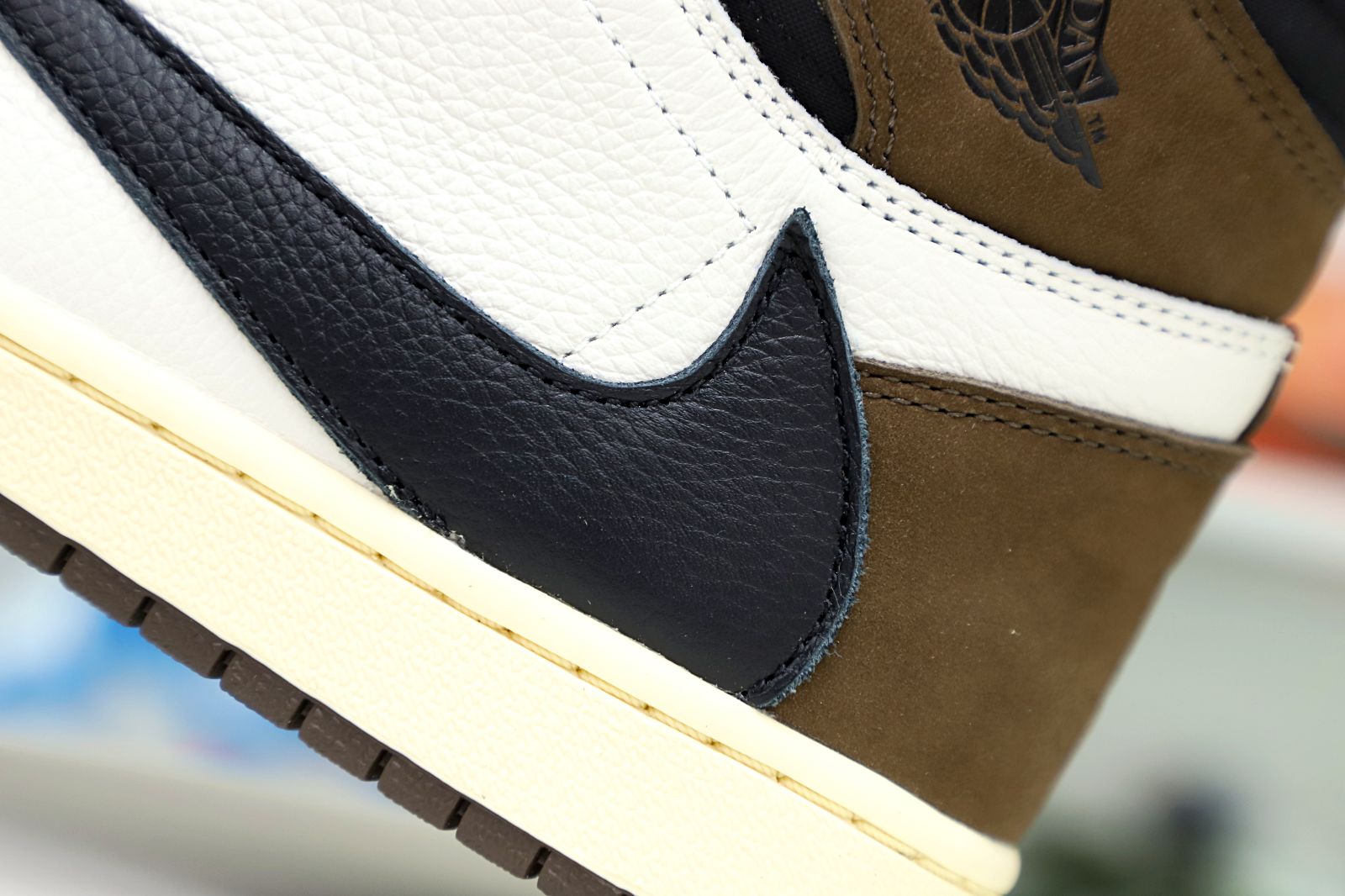 TRAVIS SCOTT X AIR JORDAN 1 RETRO HIGH OG 'MOCHA' - finekick.vip