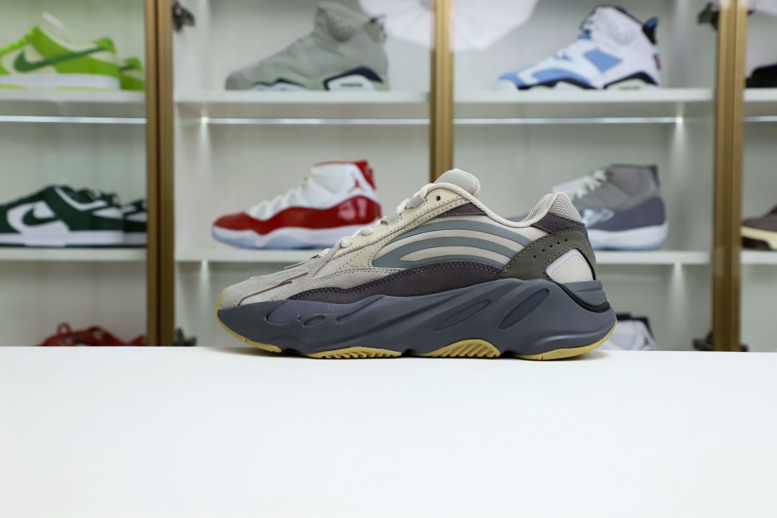 Yeezy boost 700 V2 Tephra - finekick.vip