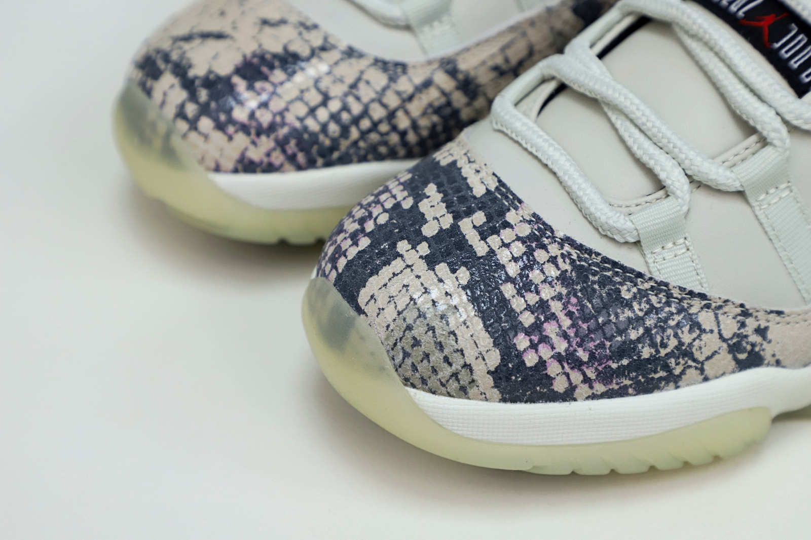 AIR JORDAN 11 LOW SNAKESKIN LIGHT BONE - finekick.vip