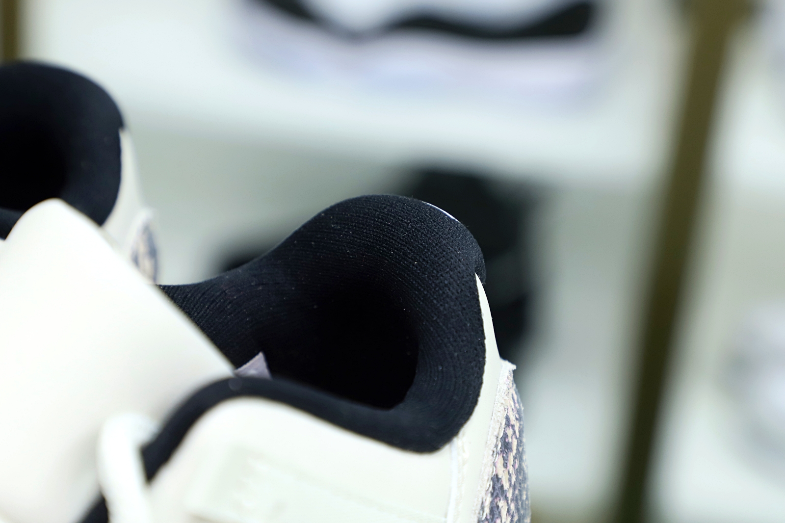 AIR JORDAN 11 LOW SNAKESKIN LIGHT BONE - finekick.vip