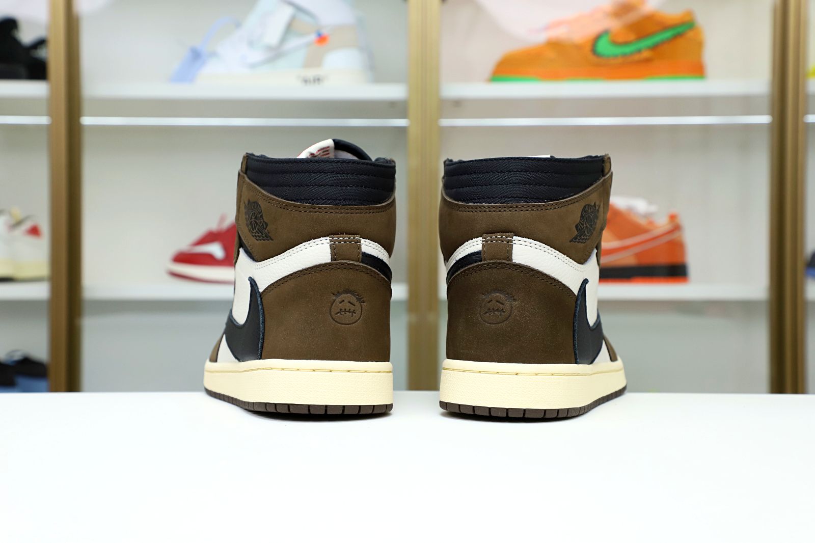 TRAVIS SCOTT X AIR JORDAN 1 RETRO HIGH OG 'MOCHA' - finekick.vip