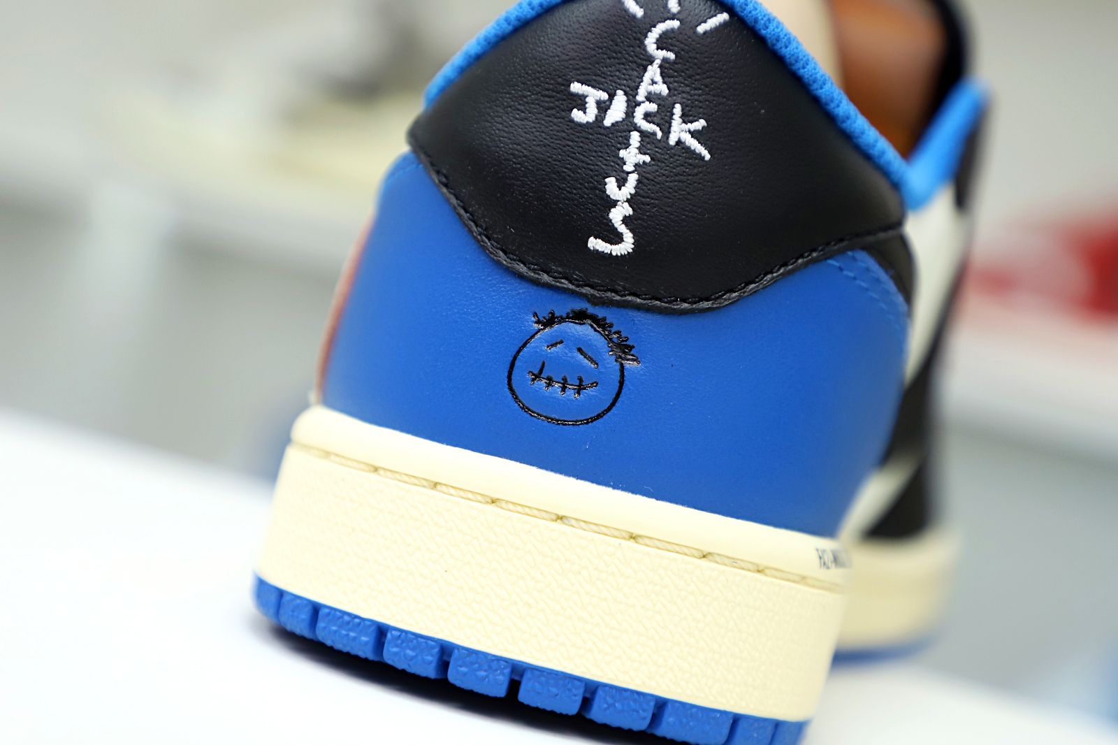 FRAGMENT DESIGN X TRAVIS SCOTT X AIR JORDAN 1 LOW - finekick.vip