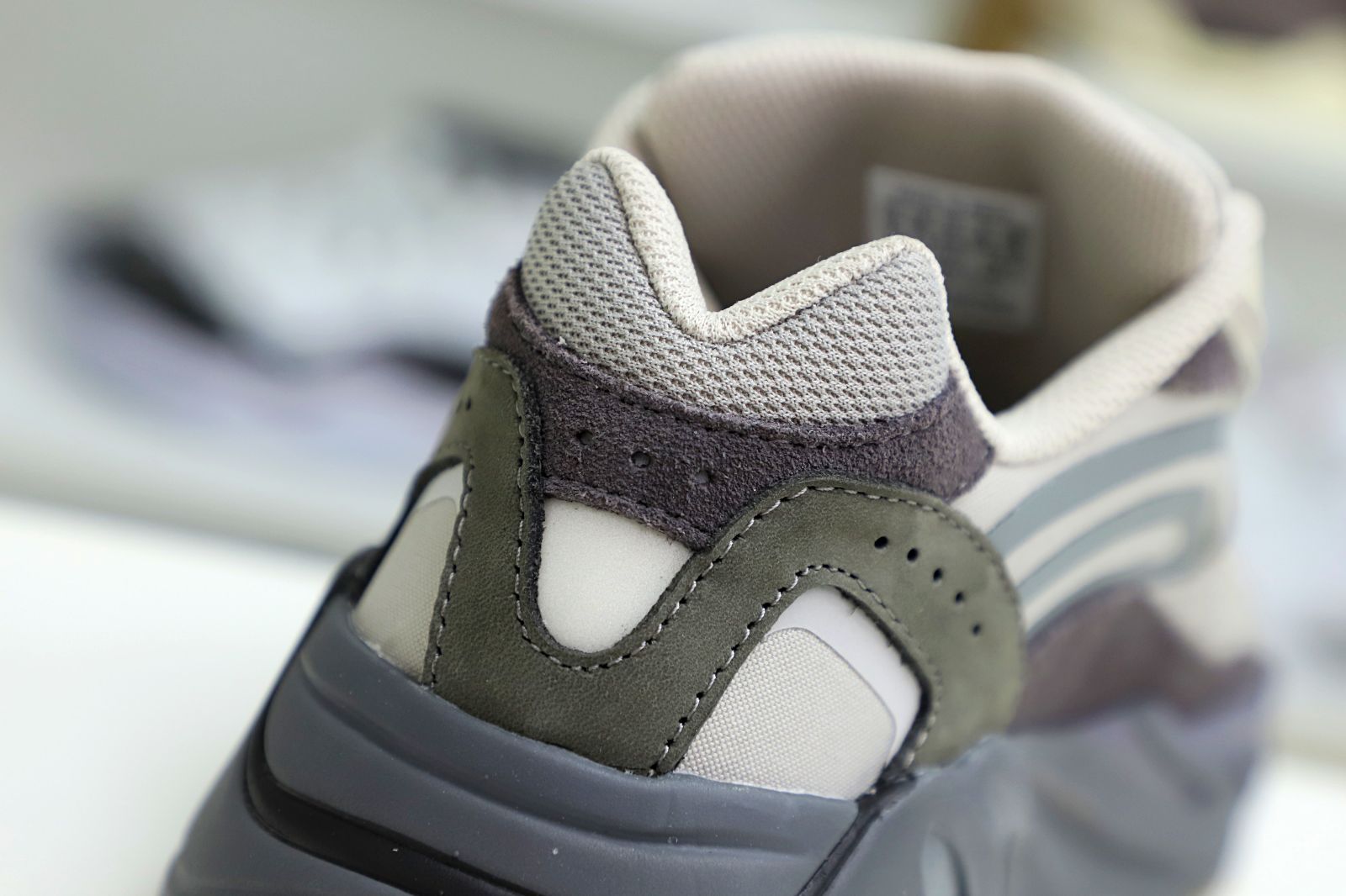 Yeezy boost 700 V2 Tephra - finekick.vip
