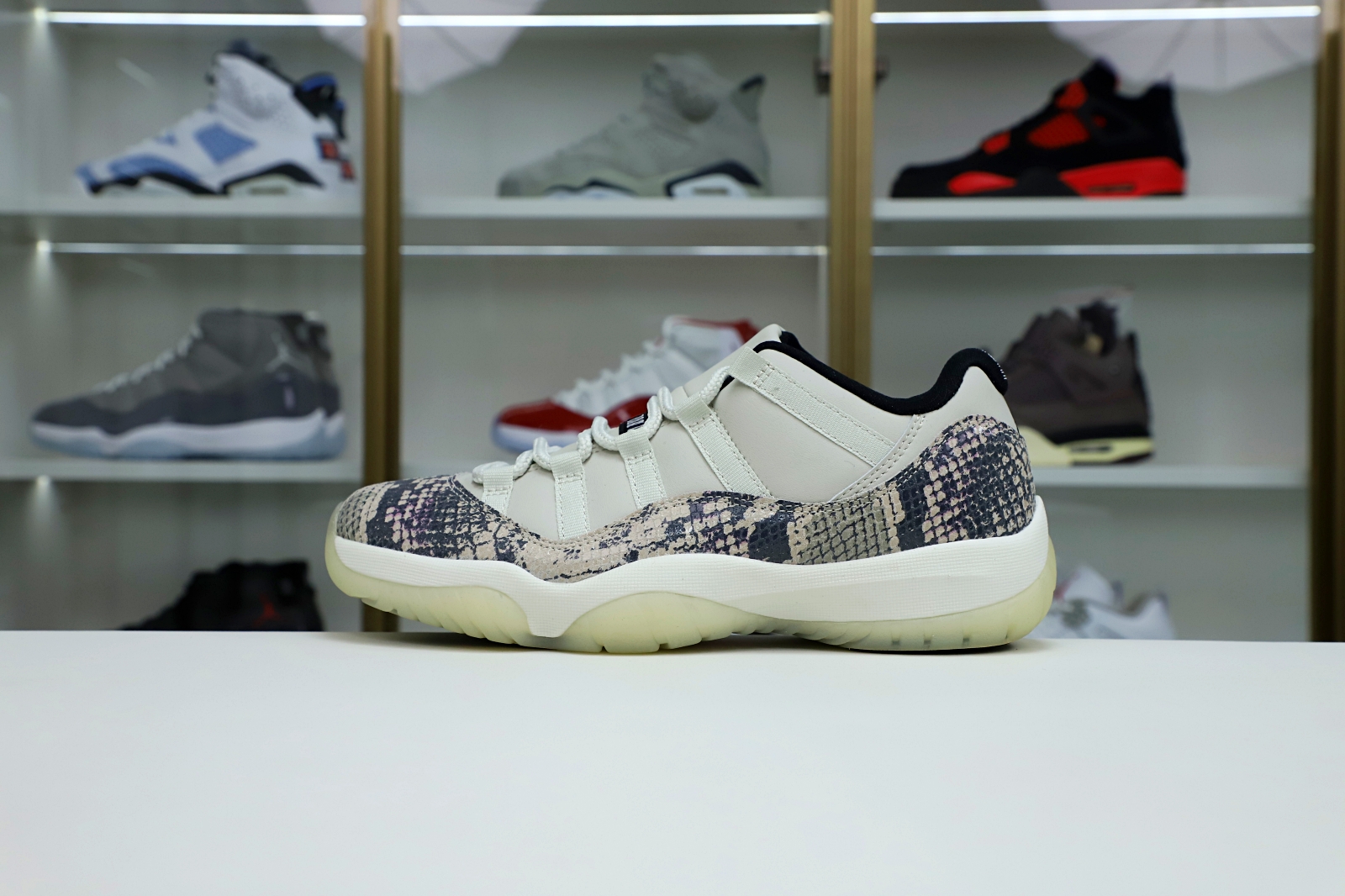 AIR JORDAN 11 LOW SNAKESKIN LIGHT BONE - finekick.vip