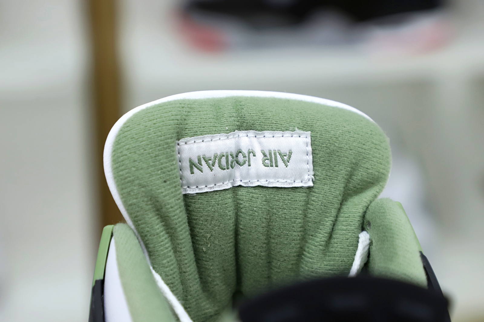 AIR JORDAN 4