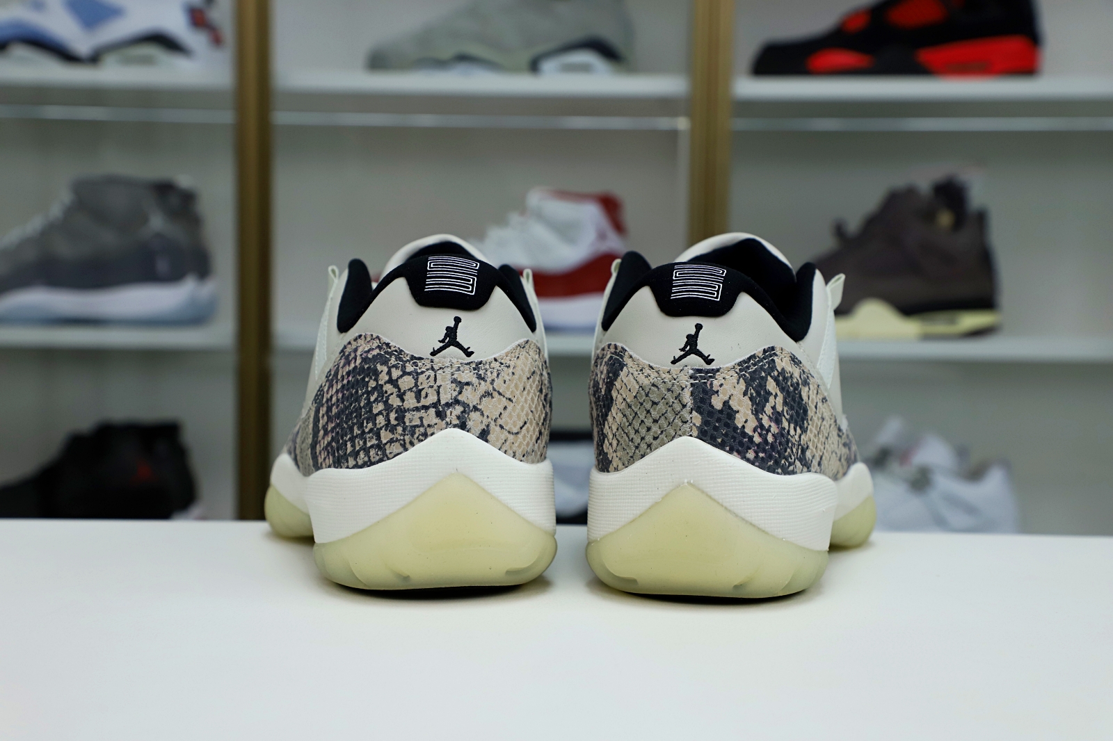 AIR JORDAN 11 LOW SNAKESKIN LIGHT BONE - finekick.vip