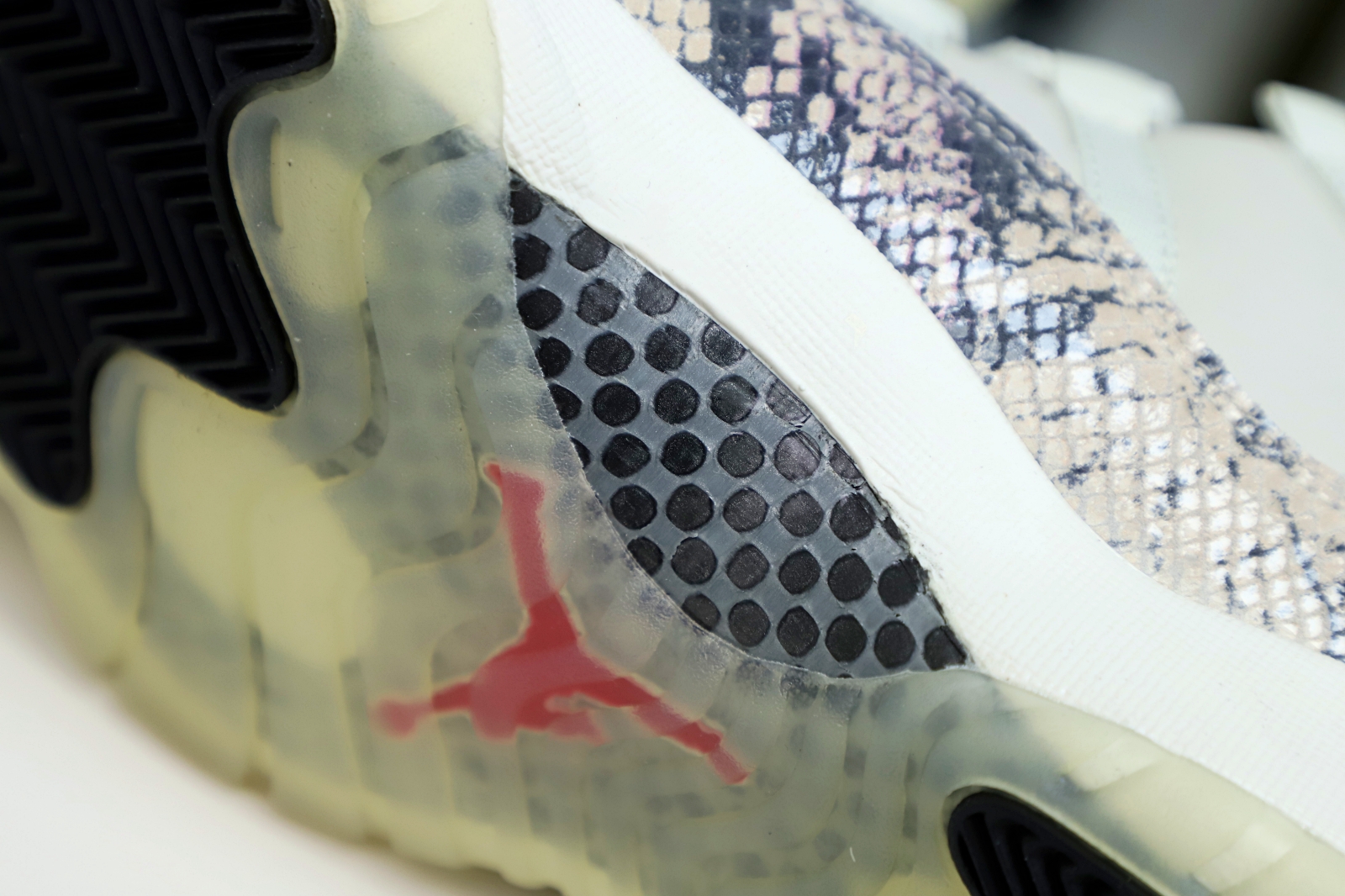 AIR JORDAN 11 LOW SNAKESKIN LIGHT BONE - finekick.vip