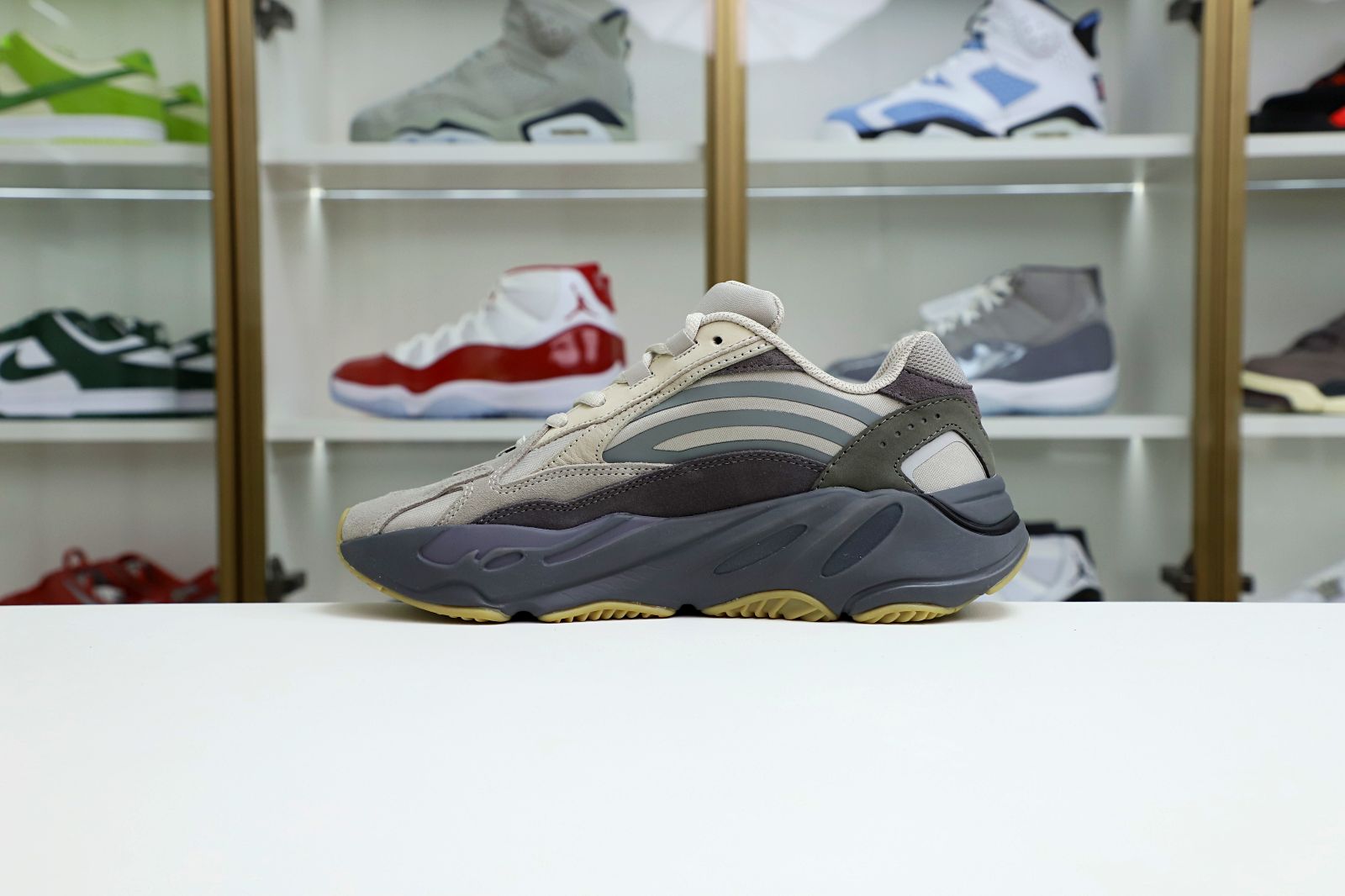 Yeezy boost 700 V2 Tephra - finekick.vip