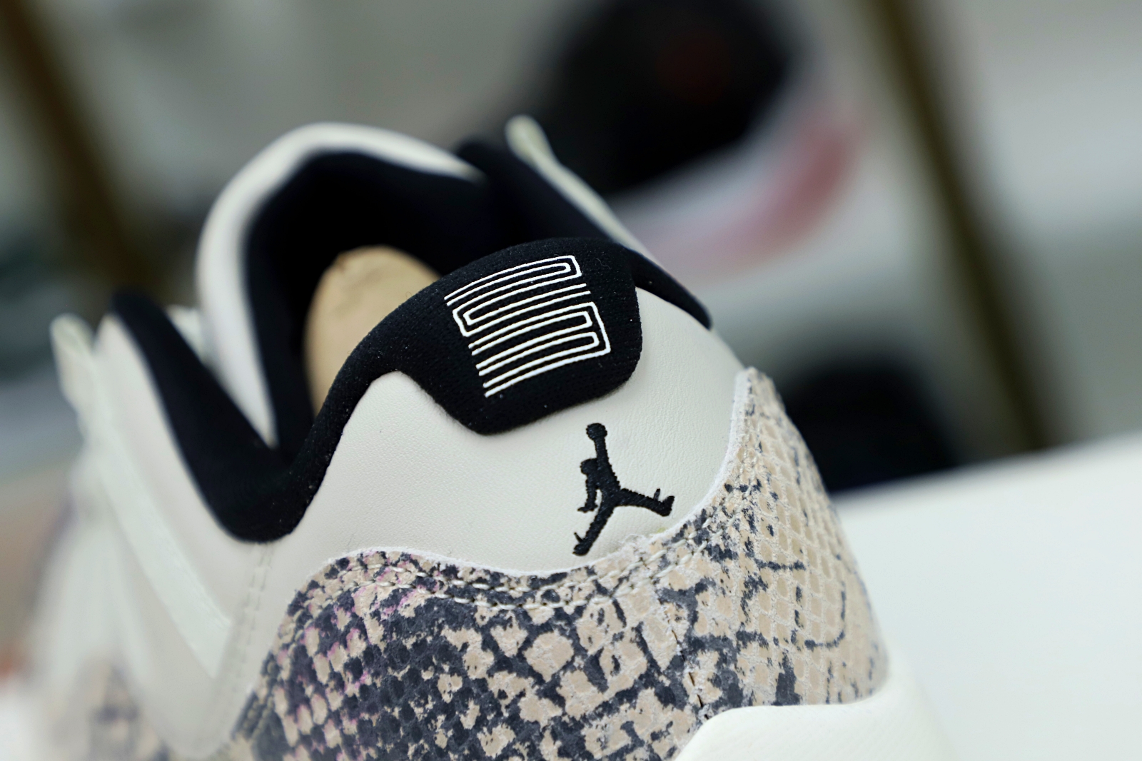 AIR JORDAN 11 LOW SNAKESKIN LIGHT BONE - finekick.vip