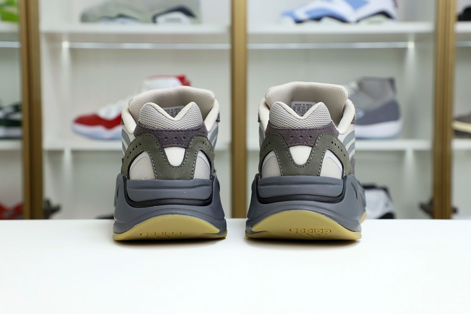 Yeezy boost 700 V2 Tephra - finekick.vip