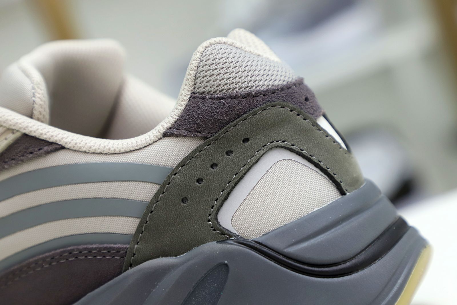 Yeezy boost 700 V2 Tephra - finekick.vip