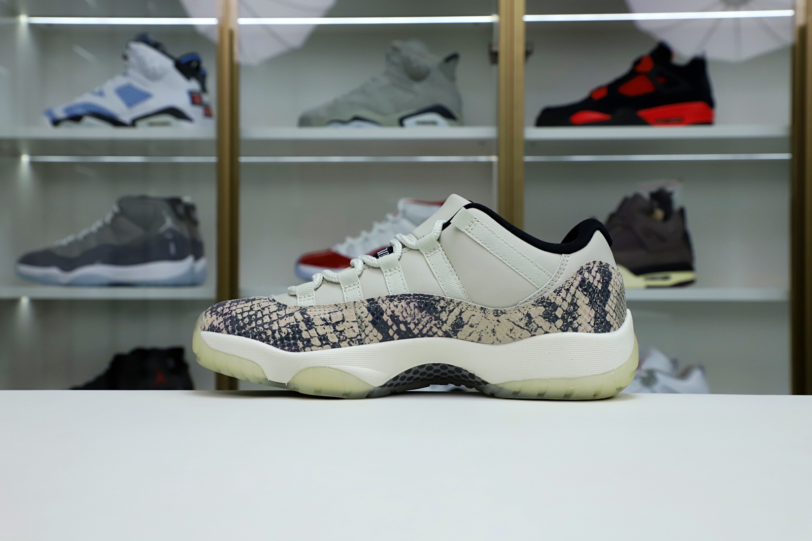 AIR JORDAN 11 LOW SNAKESKIN LIGHT BONE - finekick.vip