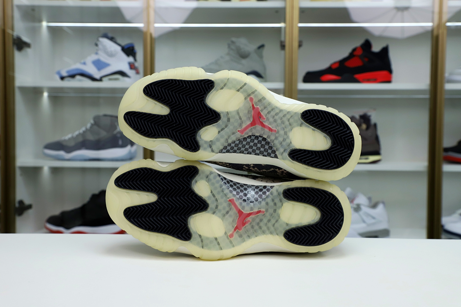 AIR JORDAN 11 LOW SNAKESKIN LIGHT BONE - finekick.vip