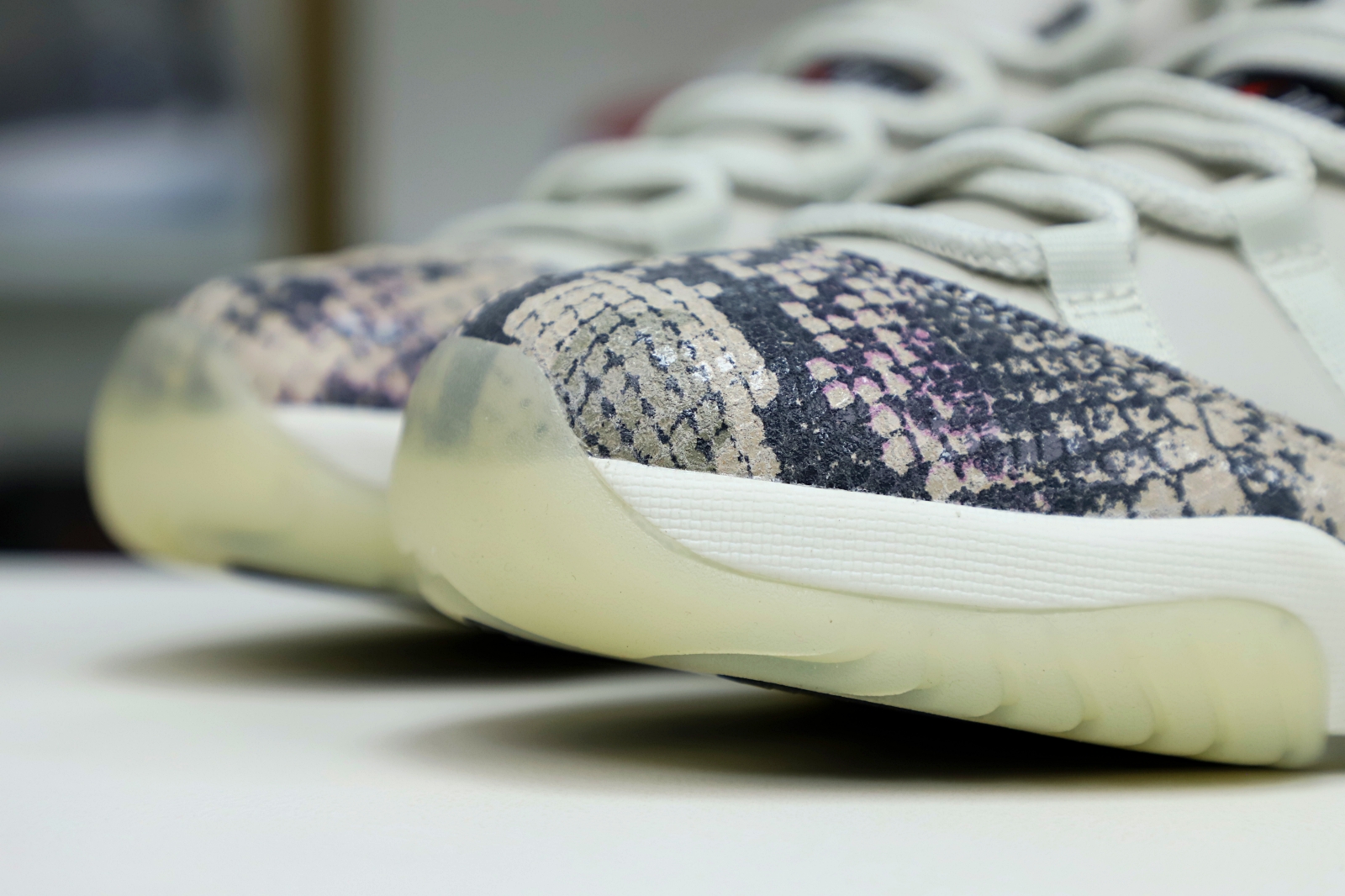 AIR JORDAN 11 LOW SNAKESKIN LIGHT BONE - finekick.vip