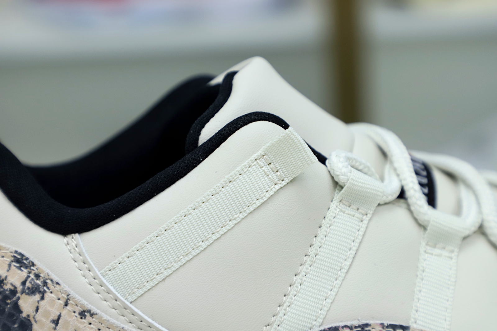 AIR JORDAN 11 LOW SNAKESKIN LIGHT BONE - finekick.vip