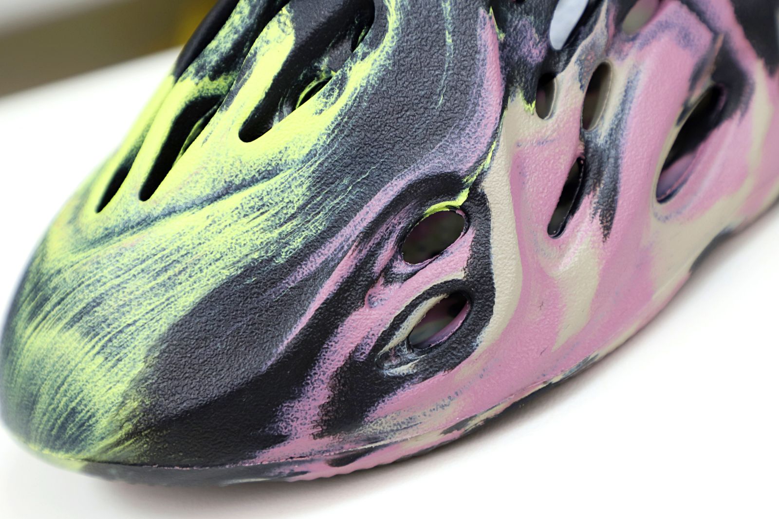 YEEZY FOAM RUNNER “MX CARBON” 2022 (IG9562) - finekick.vip
