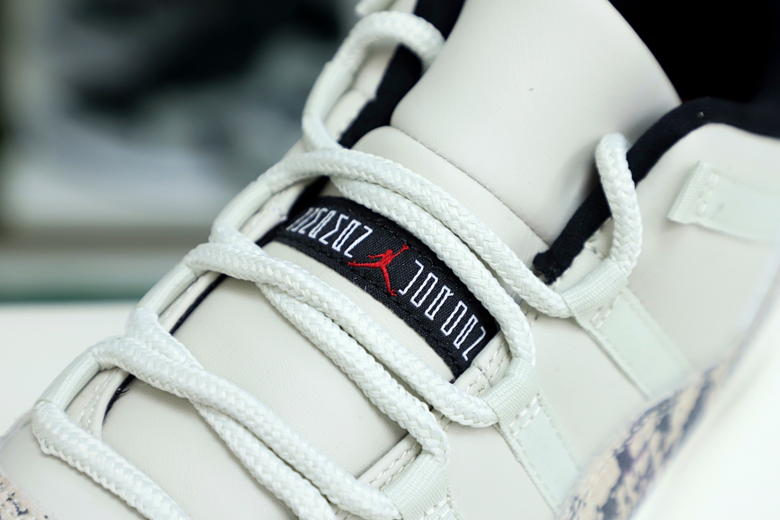 AIR JORDAN 11 LOW SNAKESKIN LIGHT BONE - finekick.vip