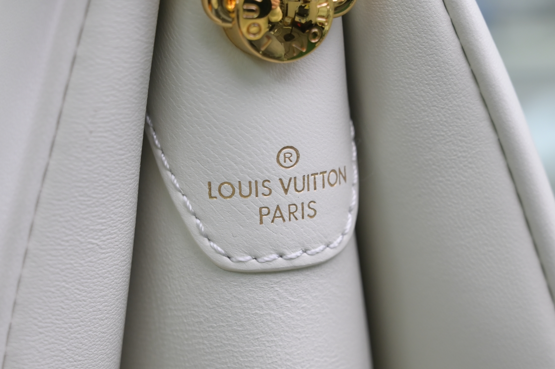 LOUIS VUITTON - finekick.vip