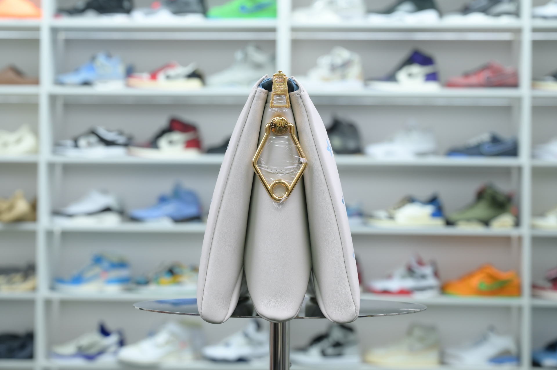 LOUIS VUITTON - finekick.vip