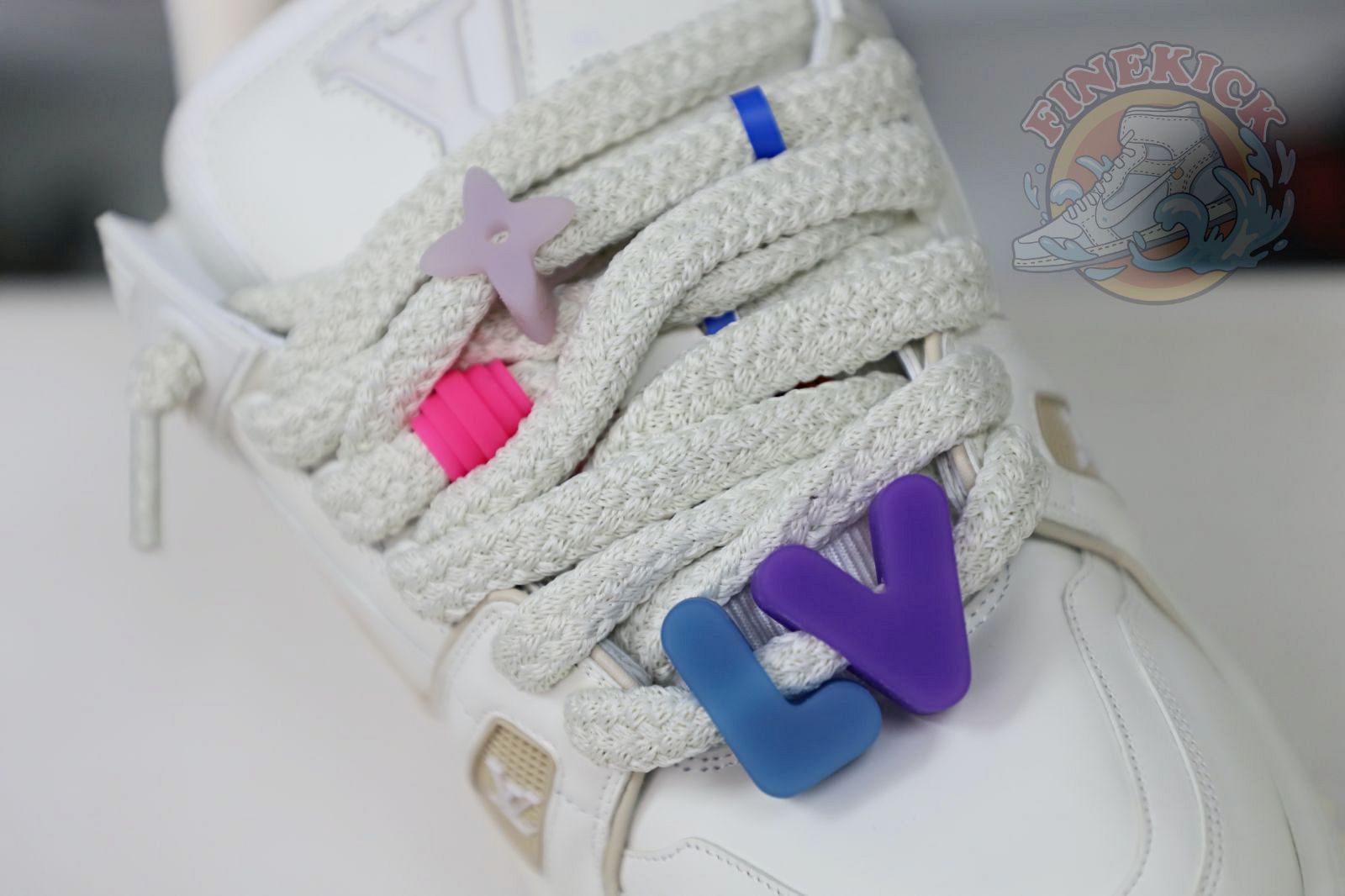 L/V  Trainer - finekick.vip