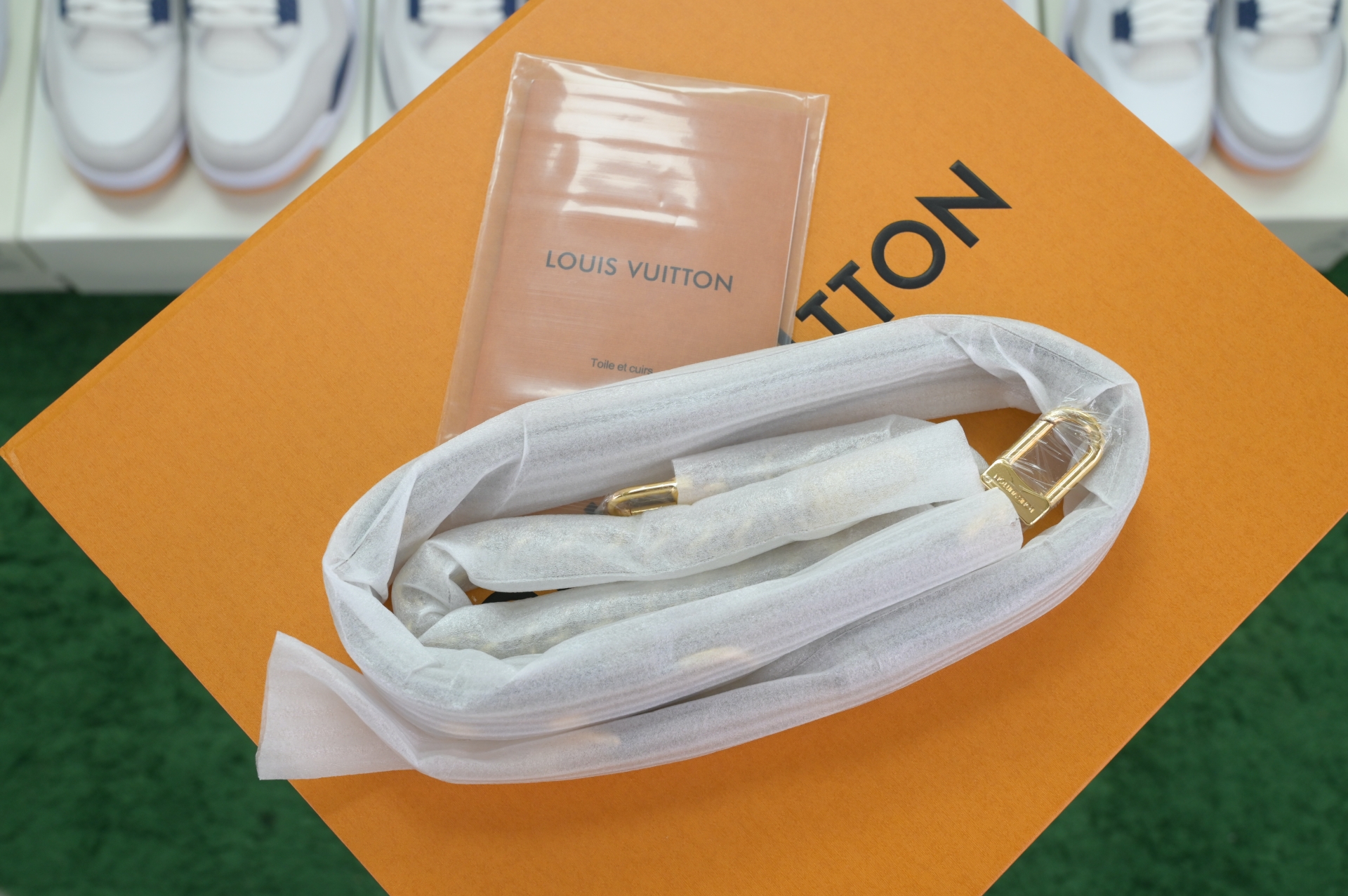 LOUIS VUITTON - finekick.vip