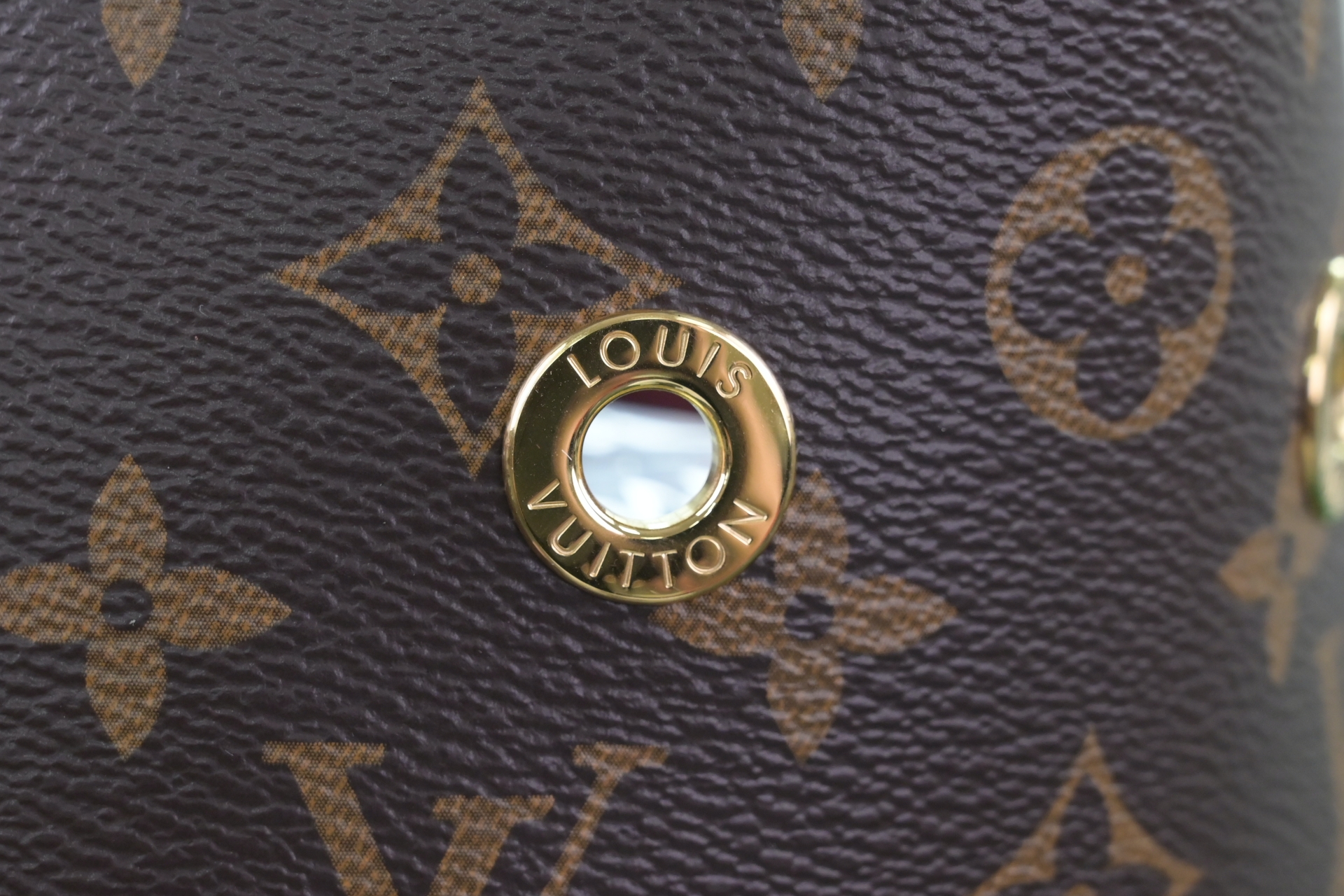 LOUIS VUITTON - finekick.vip