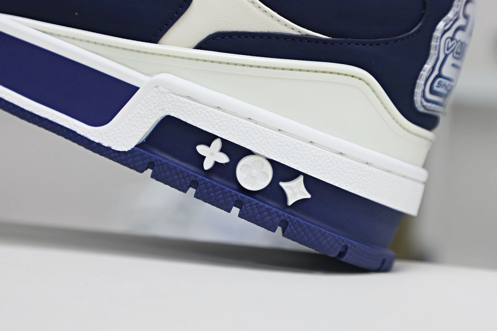 L/V  Trainer - finekick.vip