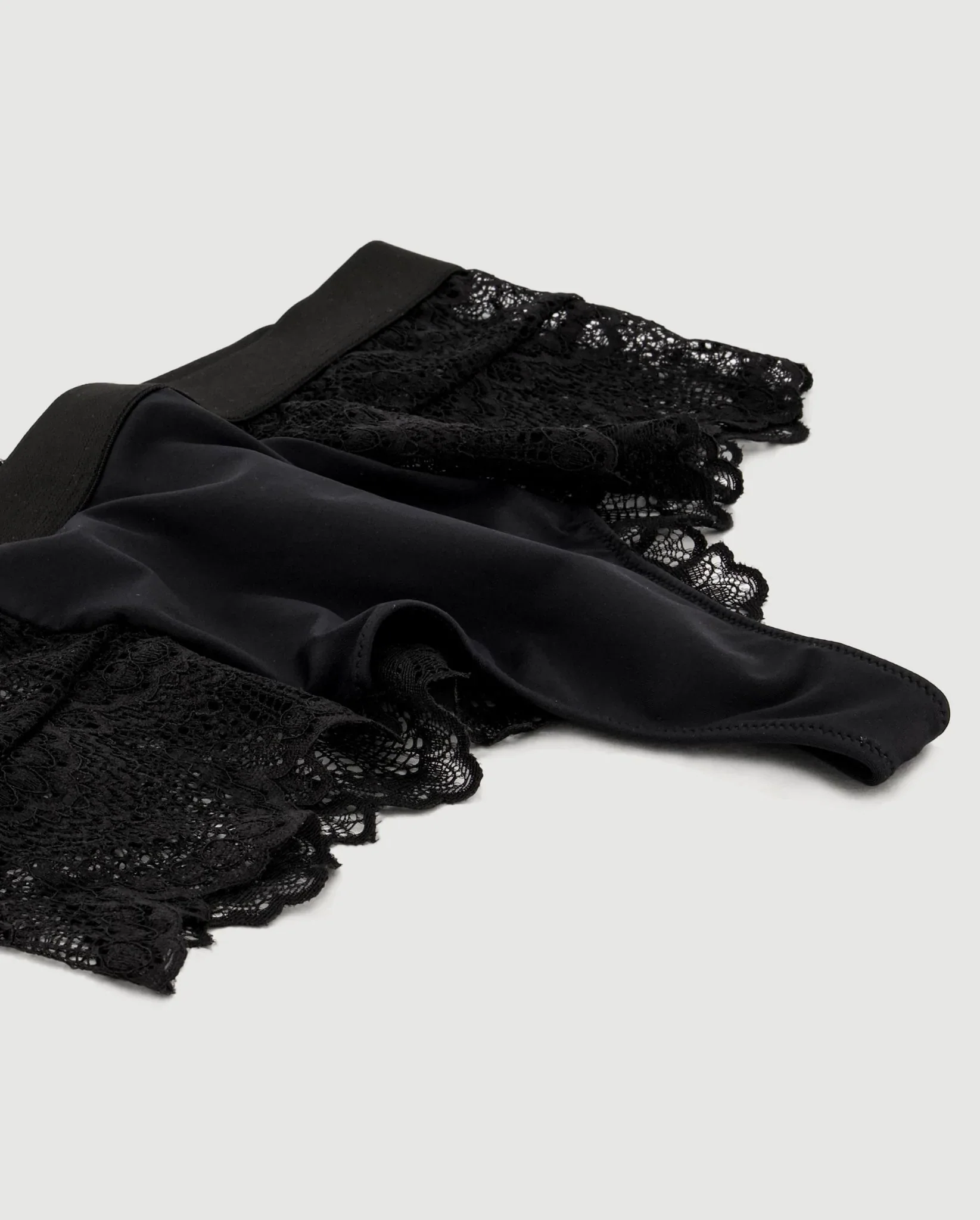 Highwaist String 002 Saboteur Black